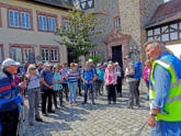 Wanderführer  Reinhard Roth begrüßt die OWK`ler und gibt Hinweise auf die Tour