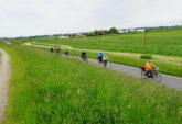 Blick vom Rheindamm auf die Radgruppe