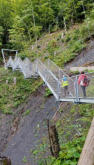 Oberhalb der Klamm geht es über die 2024 eingeweihte Naturerlebnishängebrücke