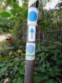 Wandermarkierungen am wegesrand