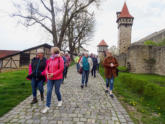 Bei der Stadtführung: rechts Türme und Mauer der größten Kirchenburg