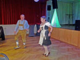 Wolfgang und Ina vergnügen sich auf der Tanzfläche, wie man deutlich sieht